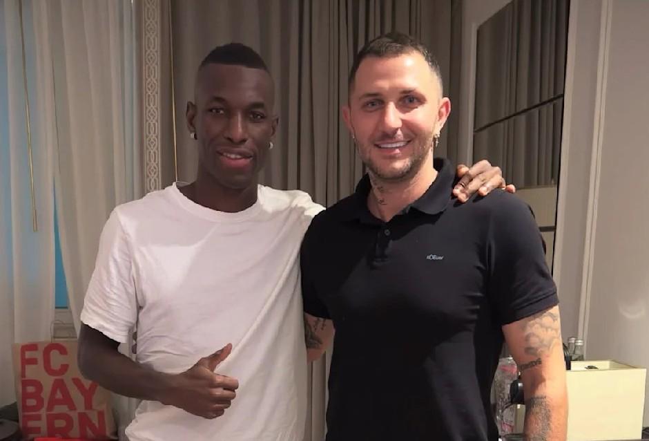 他就到穆西, 所有顾客都 他就到穆西, 所有顾客都